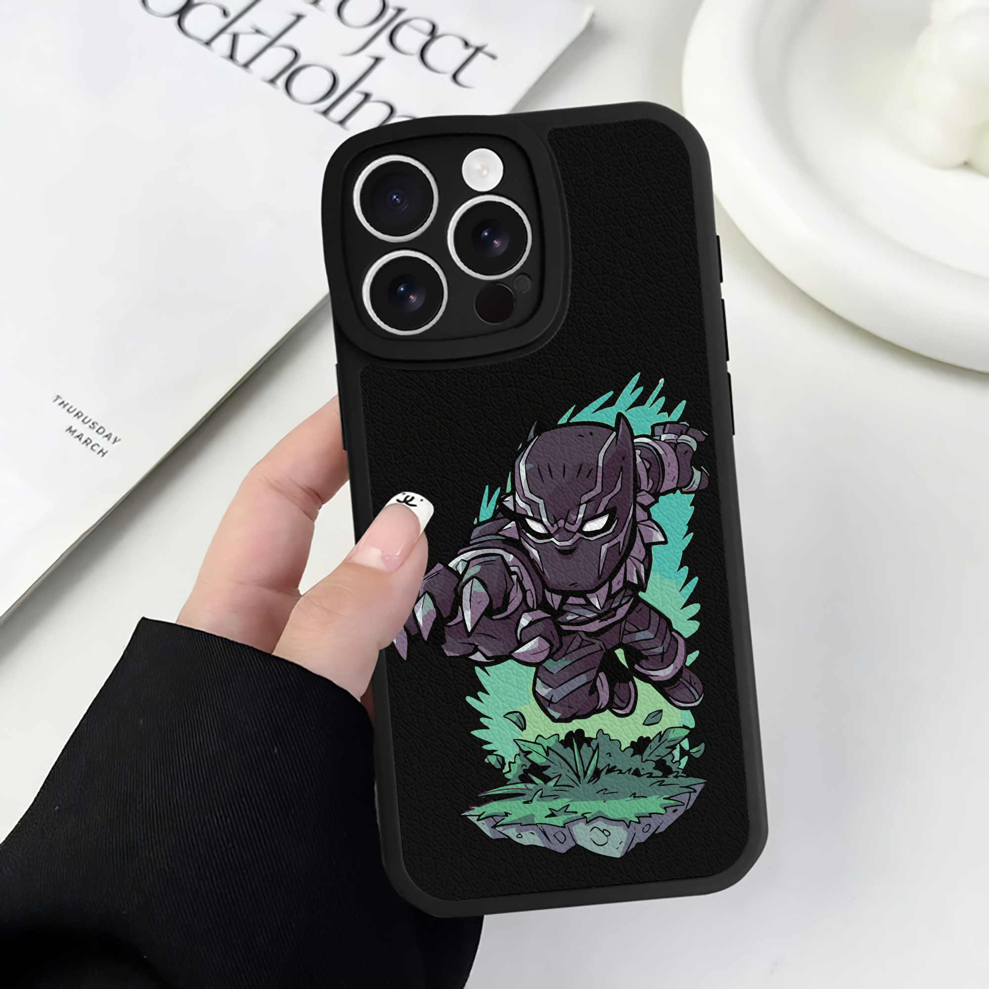 （画像用） アベンジャーズ The Avengers 【iPhone 16シリーズ対応】シリコンスマホケース（レザー調） 材質：シリコン